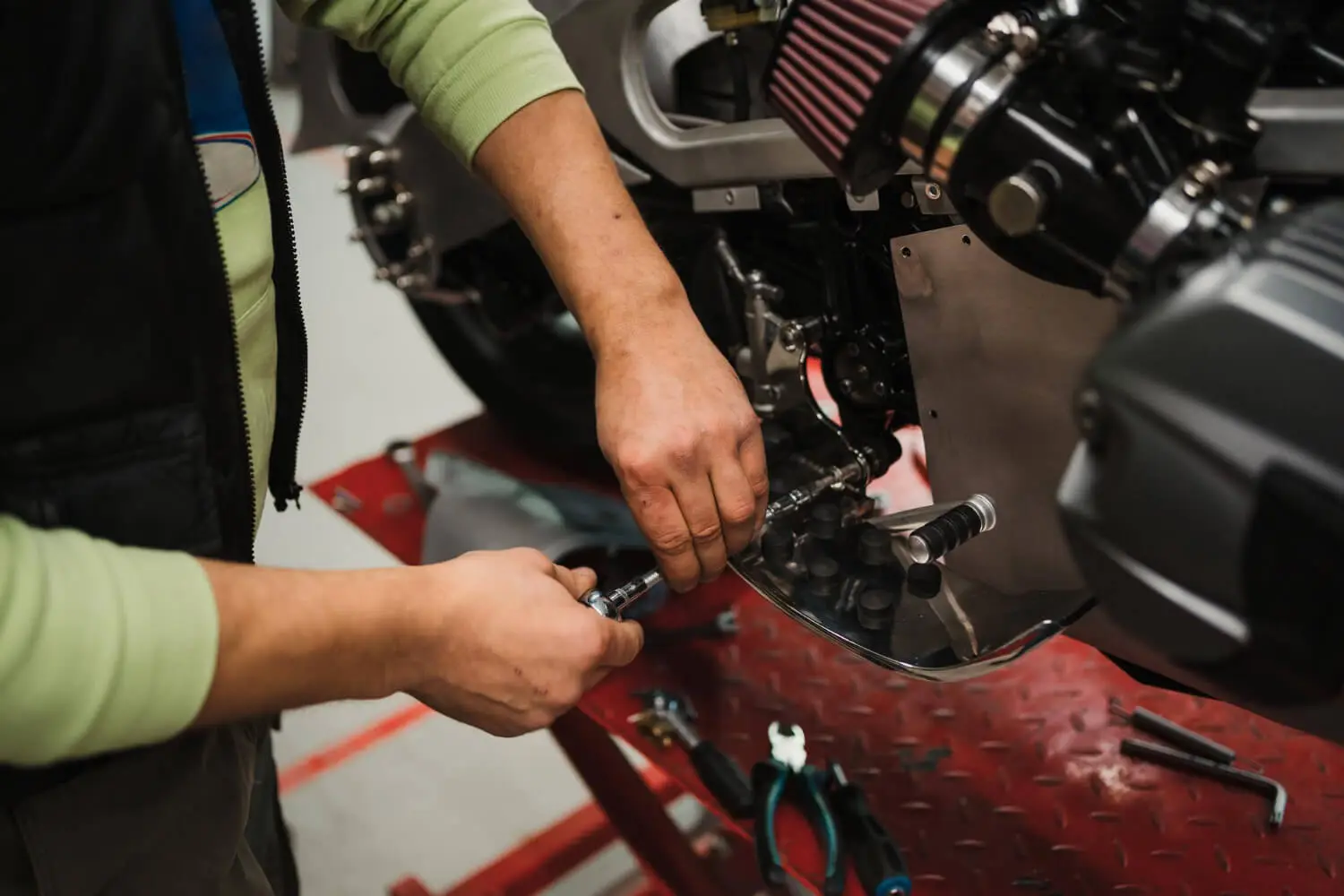 Monteur gebruikt gereedschap bij een motor