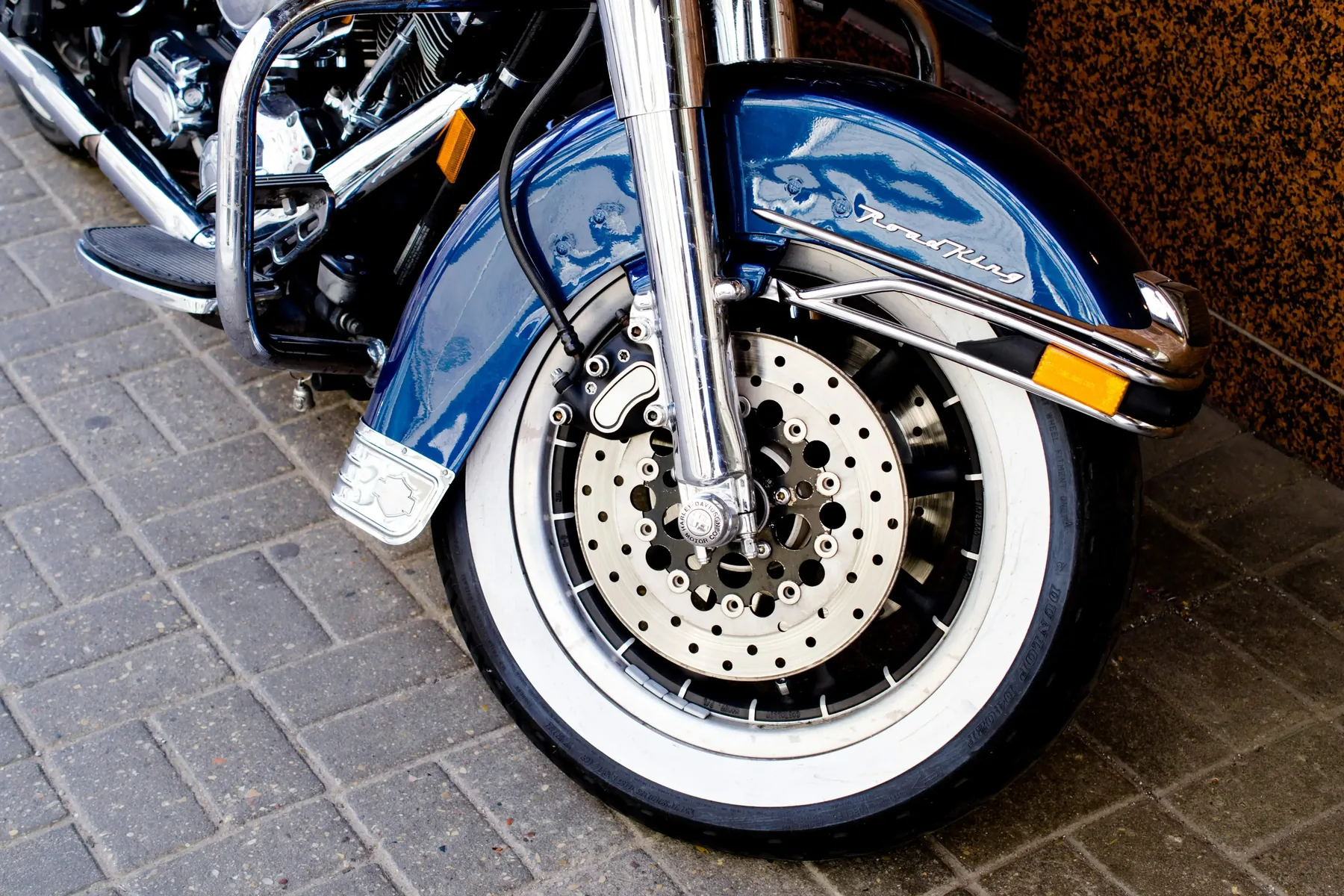 Controle of service aan een motorband